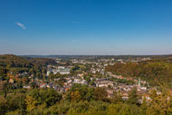 Blick auf eine Stadt von einem Hügel aus