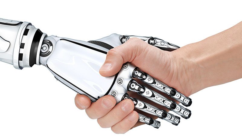 Eine Roboterhand gibt einer menschlichen Hand die Hand