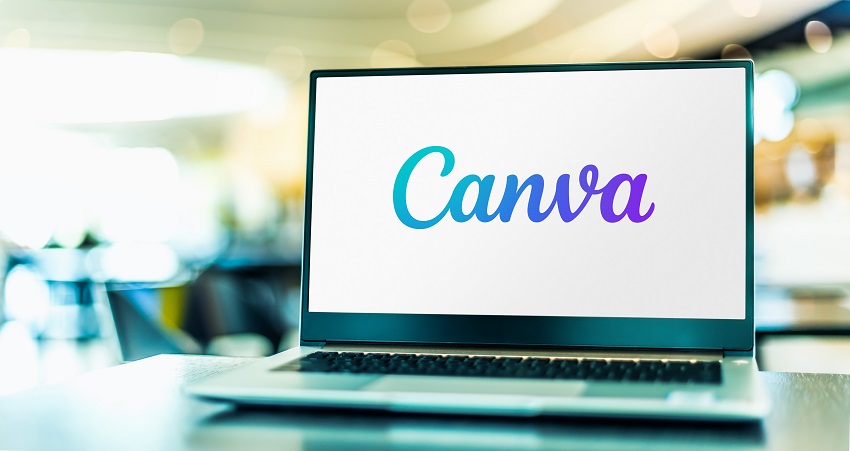 Auf einem Laptop steht das Canva-Logo.