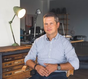 Marc Pollner sitzt in seinem Büro.