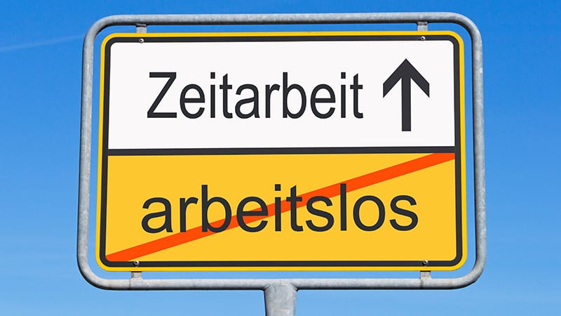 Auf einem Straßenschild geht es von arbeitslos zu Zeitarbeit.