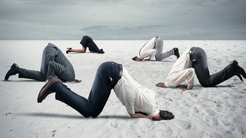 5 Geschäftsleute stecken den Kopf in den Sand
