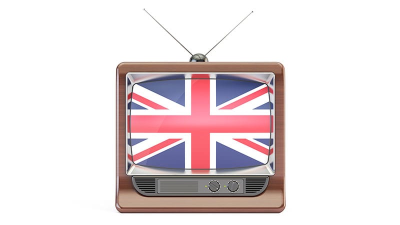 Auf einem alten Fernseher erscheint die englische Flagge.
