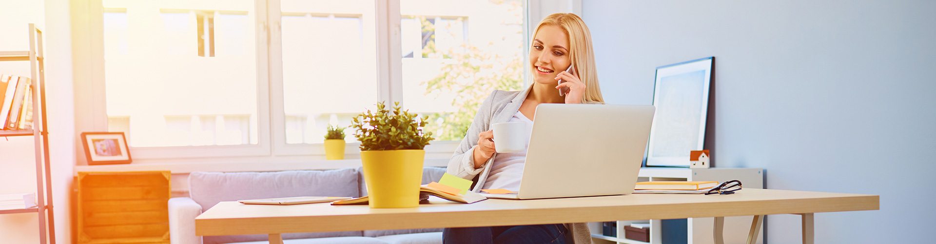 junge Frau im Homeoffice telefoniert