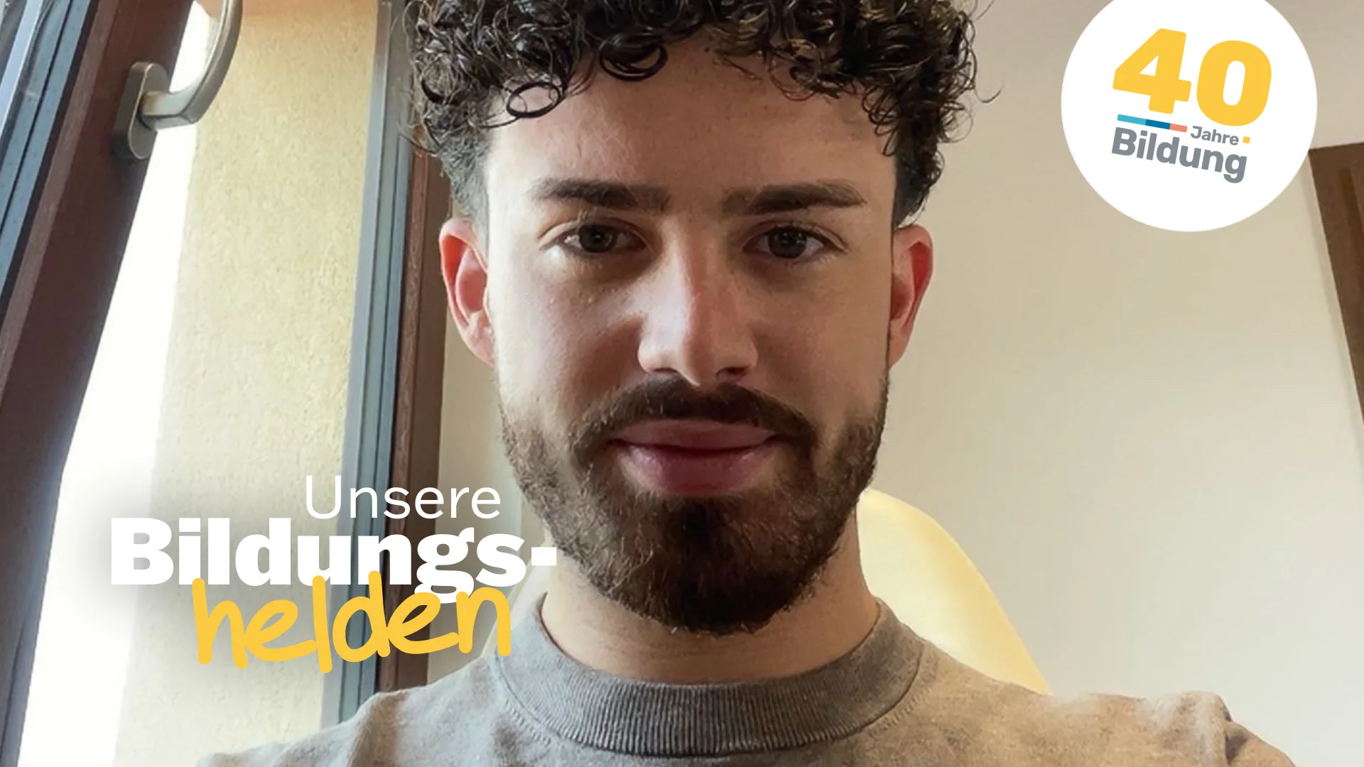 Video-Vorschaubild aus der Reihe "40 Jahre IBB - Bildungshelden": Stefano Bulla, Weiterbildungsteilnehmer beim IBB, in einem gut beleuchtetem Raum mit gekipptem Fenster.