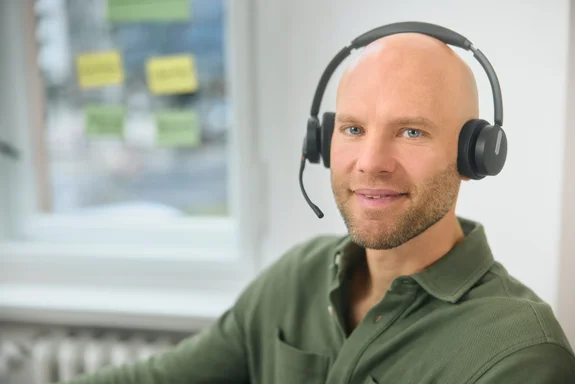 Lächelnder Mann mit Headset
