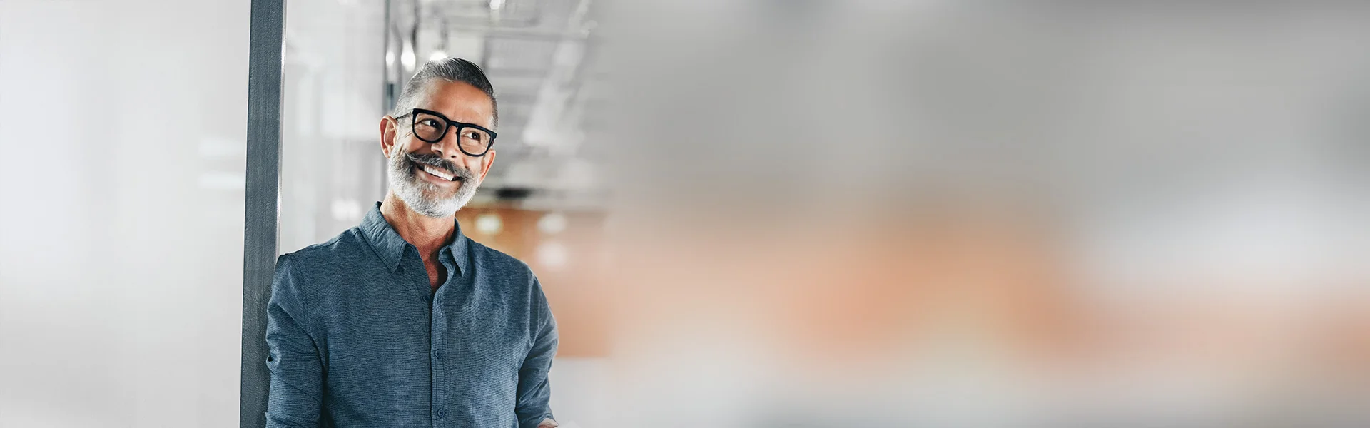 ein Mann mit Brille steht in einem Büro