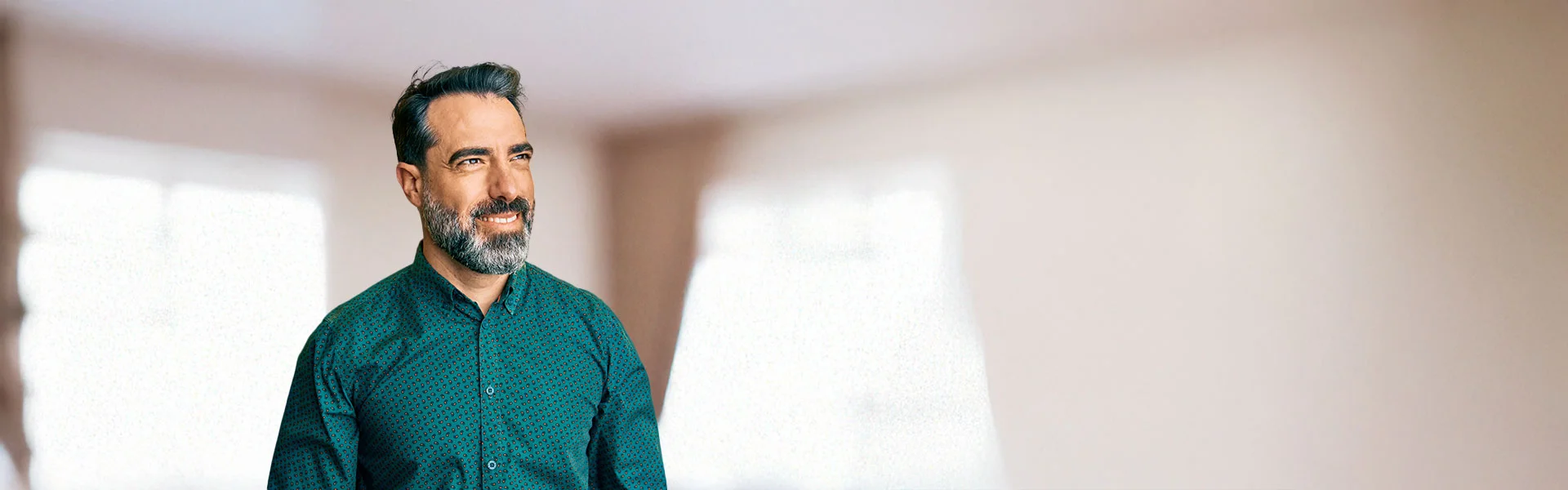 ein Mann mit Bart, der in einem Raum steht