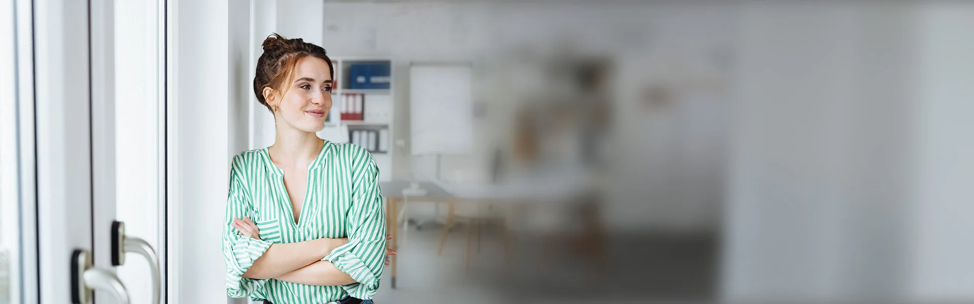 eine Frau, die sich an eine Wand lehnt