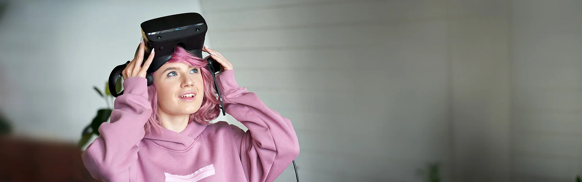 eine Frau in einem rosa Sweatshirt hält eine virtuelle virtuelle virtuelle virtuelle virtuelle virtuelle virtuelle virtuelle virtuelle virtuelle virtuelle virtuelle