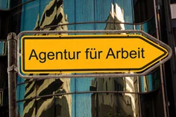 ein Zeichen, das auf ein Gebäude hinweist