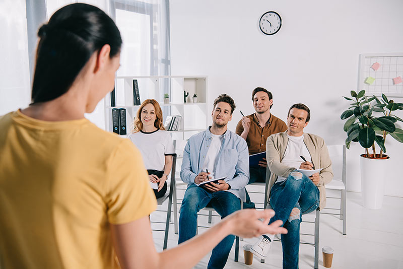 Menschen bei einem Coaching mit dem AVGS