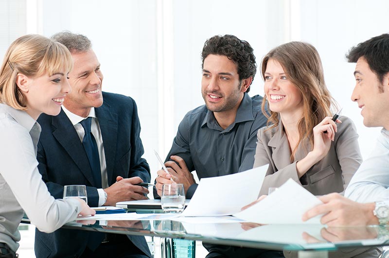 Menschen sitzen zusammen im Büro und denken über eine Weiterbildung mit dem AVGS nach