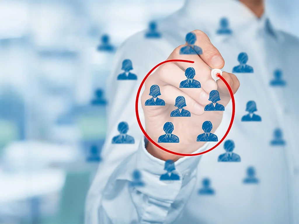 Eine Gruppe von Menschen, als Icons dargestellt, werden mit einem roten Stift eingekreist.