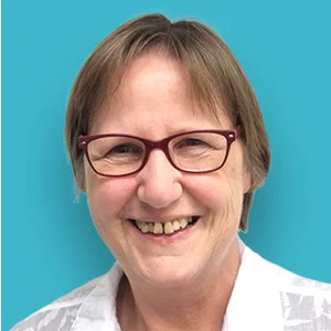 eine Frau mit Brille und einem weißen Hemd