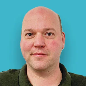 ein Mann mit einem kahlen Kopf