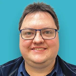 ein Mann mit Brille und einem blauen Hemd