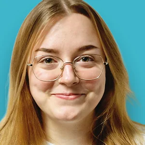 eine Frau mit Brille und einem weißen Hemd