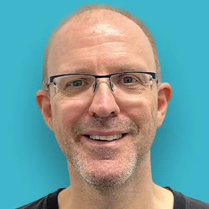 ein Mann mit Brille und einem schwarzen Hemd