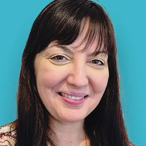 eine Frau mit langen braunen Haaren