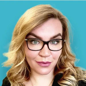 eine Frau mit Brille und blauem Hintergrund