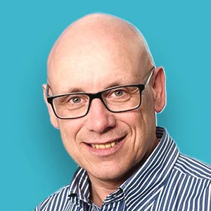 ein Mann mit Brille und einem blauen Hemd