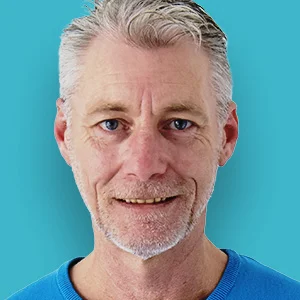 ein Mann mit einem blauen Hemd