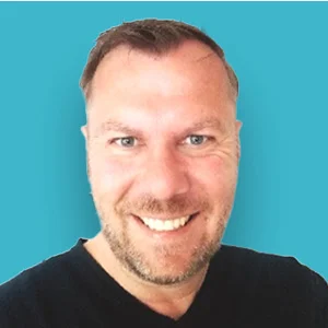 ein Mann mit Bart und schwarzem Hemd