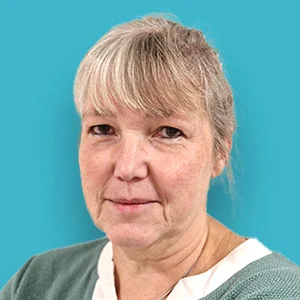 eine Frau mit blauem Hintergrund