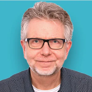 ein Mann mit Brille und einem weißen Hemd