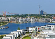 eine Stadt mit einem Fluss und Gebäuden