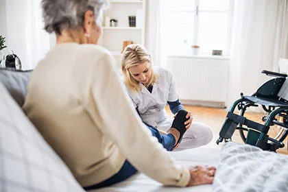 eine Frau sitzt auf einer Couch mit einem Mann sitzt auf einer Couch