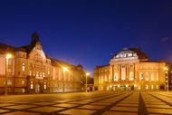 ein Stadtplatz in der Nacht