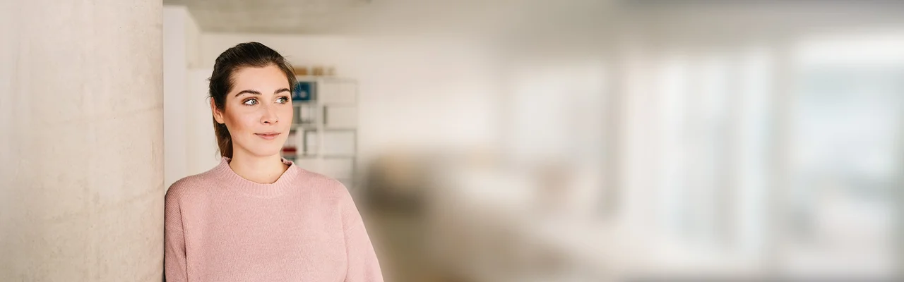 eine Frau, die vor einer Wand steht