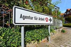 Schild der Agentur für Arbeit mit Pfeil