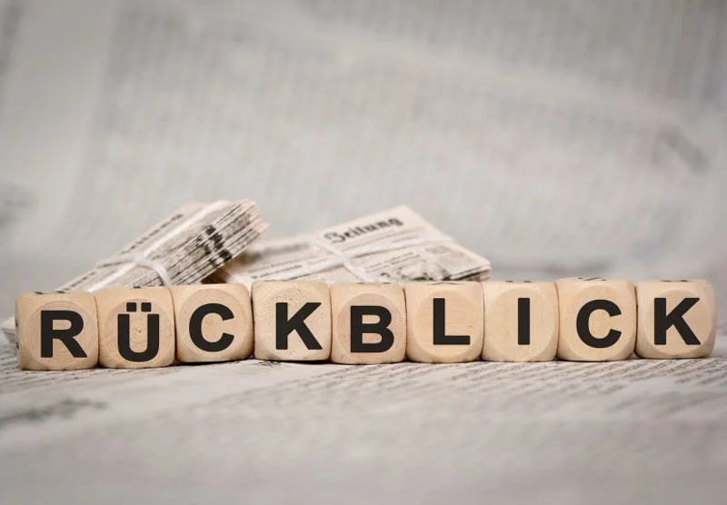 ein Block mit dem Wort Rückblick darauf