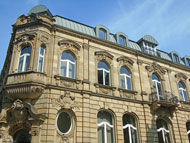 ein großes Gebäude mit vielen Fenstern