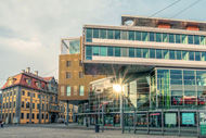 ein Gebäude mit einer Glasfront
