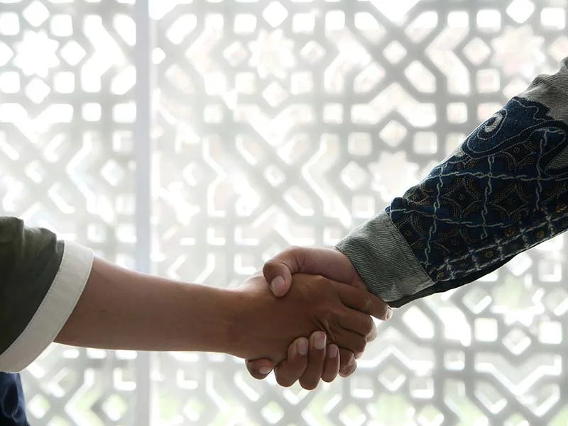 Handschlag zwischen zwei Personen