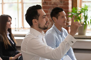 Mann meldet sich beim Gruppencoaching