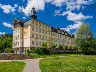 ein großes gelbes Gebäude und blauer Himmerl