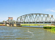 eine Brücke über einem Fluss