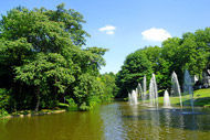 ein Teich mit Brunnen in der Mitte
