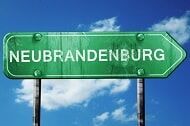 ein grünes Zeichen mit dem Wort Neubrandenburg darauf
