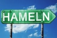 ein grünes Schild mit dem Wort Hameln darauf