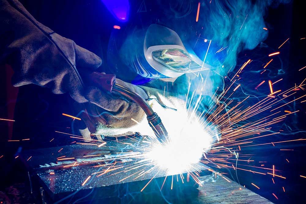 Schweißer, der ein Stück Metall schweißt