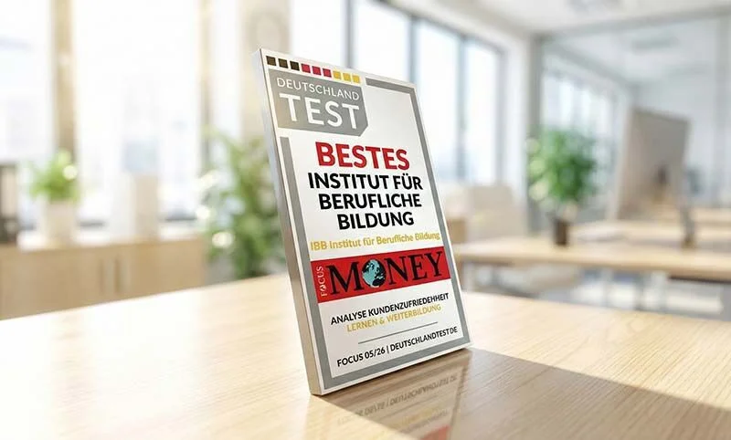 Focus-Siegel steht als Aufsteller auf einem hellen Tisch.