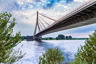 eine Brücke über einen Fluss