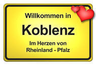 ein gelbes Zeichen mit einem roten Herz und Willkommen in Koblenz darauf