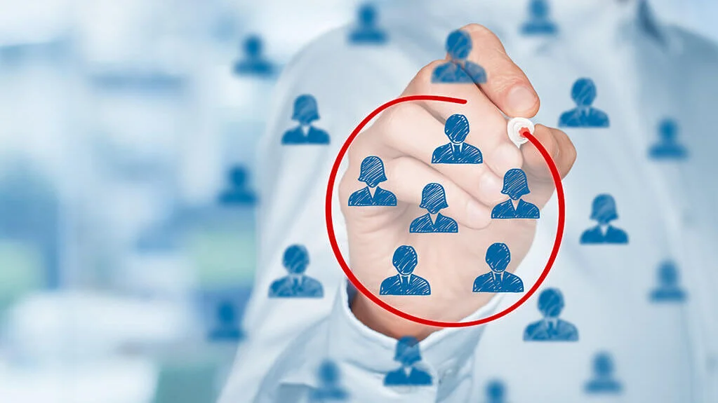 Eine Gruppe von Menschen, als Icons dargestellt, werden mit einem roten Stift eingekreist.